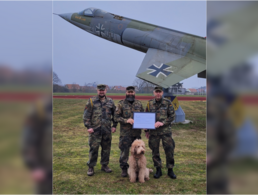 Die Spende überreichte StoKa-Vorsitzender Oberstabsfeldwebel Heiko Steng (von rechts) an Stabsfeldwebel Prokisch vom LwAusbBtl in Germersheim gemeinsam mit Oberstabsfeldwebel Marco Somma. Foto: StoKa Bruchsal