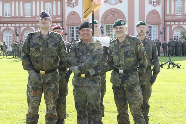 Brigadegeneral Bernd Stöckmann (links) wurde von Generalmajor Andreas Henne (Mitte) zum neuen Kommandeur des Landeskommandos Hessen ernannt. Bernd Voelp/Bundeswehr