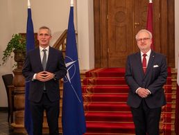 Nato-Generalsekretär Jens Stoltenberg (l.) mit derm lettischen Präsidenten Egils Levits. Foto: Nato