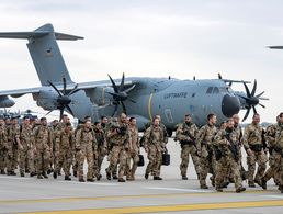 Ende April brachten Soldatinnen und Soldaten der Bundeswehr deutsche Staatsbürger aus dem Sudan in Sicherheit -hier ein Bild vom Rückkehrerappell in Wunstorf. Nun könnte im Nahen Osten die nächste militärische Evakuierungsoperation der Bundeswehr bevorstehen. Foto: Bundeswehr/