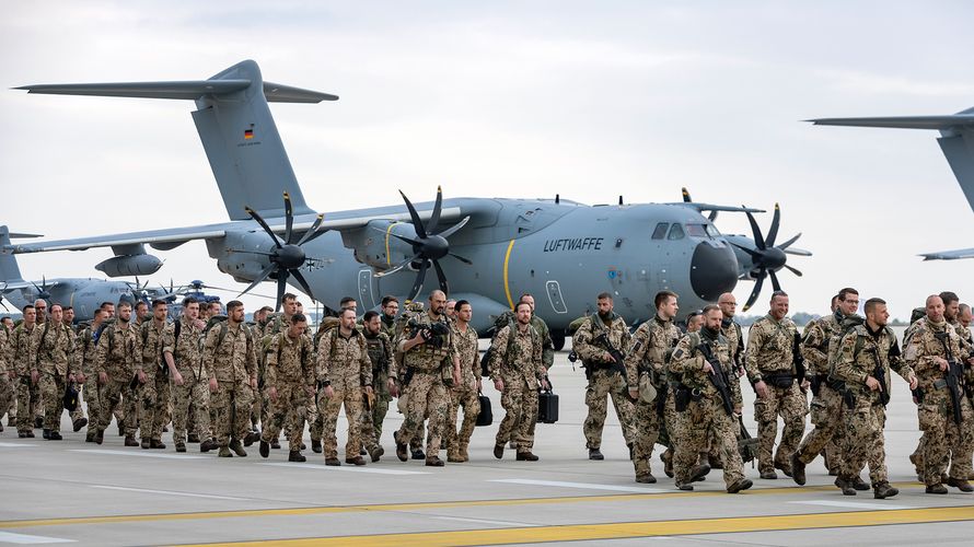 Ende April brachten Soldatinnen und Soldaten der Bundeswehr deutsche Staatsbürger aus dem Sudan in Sicherheit -hier ein Bild vom Rückkehrerappell in Wunstorf. Nun könnte im Nahen Osten die nächste militärische Evakuierungsoperation der Bundeswehr bevorstehen. Foto: Bundeswehr/