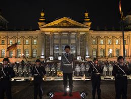 Zahlreiche Soldaten stehen am 11.11.2015 bei einem Großen Zapfenstreich vor dem Reichstagsgebäude in Berlin. Die Bundeswehr begeht den Vorabend des 60. Jahrestages ihrer Gründung mit dieser höchsten Form der militärischen Ehrenbezeugung. Am 12. November 1