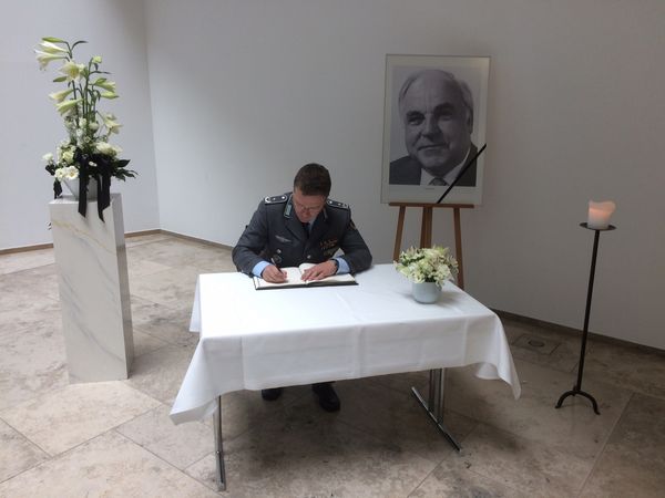 André Wüstner trug sich in das Kondolenzbuch für Helmut Kohl ein 