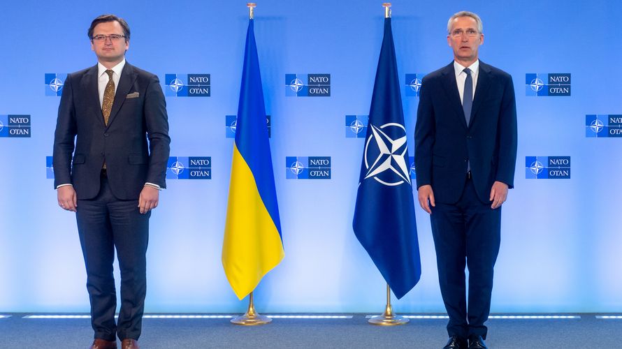 Nato-Generalsekretär Jens Stoltenberg (r.) besprach sich bereits am Dienstag mit dem ukrainischen Außenminister Dmitri Kuleba in Brüssel zu dem neu aufflammenden Konflikt und dem russische Truppenaufmarsch in der Ostukraine. Foto: Nato