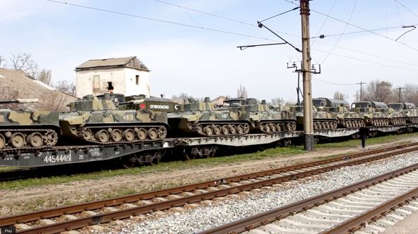 Dieses Foto aus einem Video zeigt den Abtransport russischer Militärfahrzeuge nach einem Manöver im April auf der Halbinsel Krim. Foto: Picture Alliance/AP