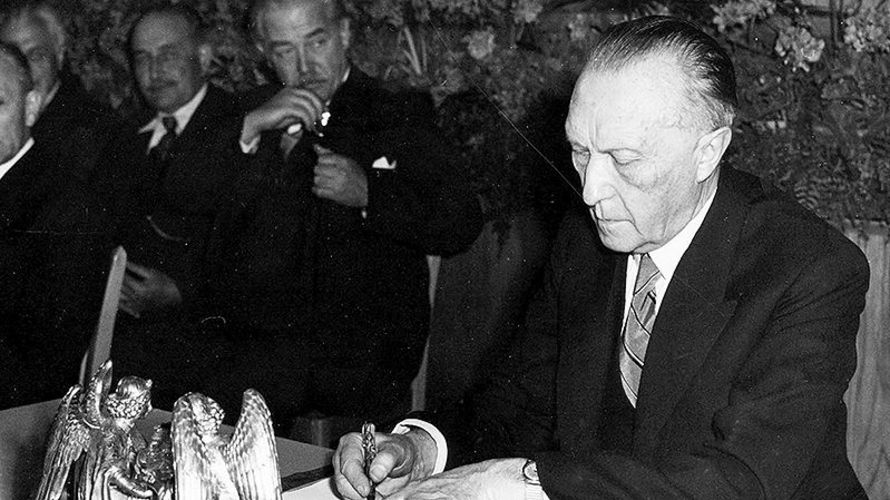 Im Mai 1949 unterzeichnet der Präsident des Parlamentarischen Rates, der CDU-Politiker Dr. Konrad Adenauer, das Grundgesetz der Bundesrepublik Deutschland. Er sollte ihr erster Kanzler werden. Foto: Picture alliance