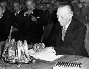 Unser Archivbild zeigt den Präsidenten des Parlamentarischen Rates, Dr. Konrad Adenauer, bei der Unterzeichnung des Grundgesetzes am 23. Mai 1949 genau um 17 Uhr in Bonn. Foto: dpa
