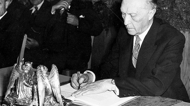 Im Mai 1949 unterzeichnet der Präsident des Parlamentarischen Rates, der CDU-Politiker Dr. Konrad Adenauer, das Grundgesetz der Bundesrepublik Deutschland. Er sollte ihr erster Kanzler werden. Foto: Picture alliance