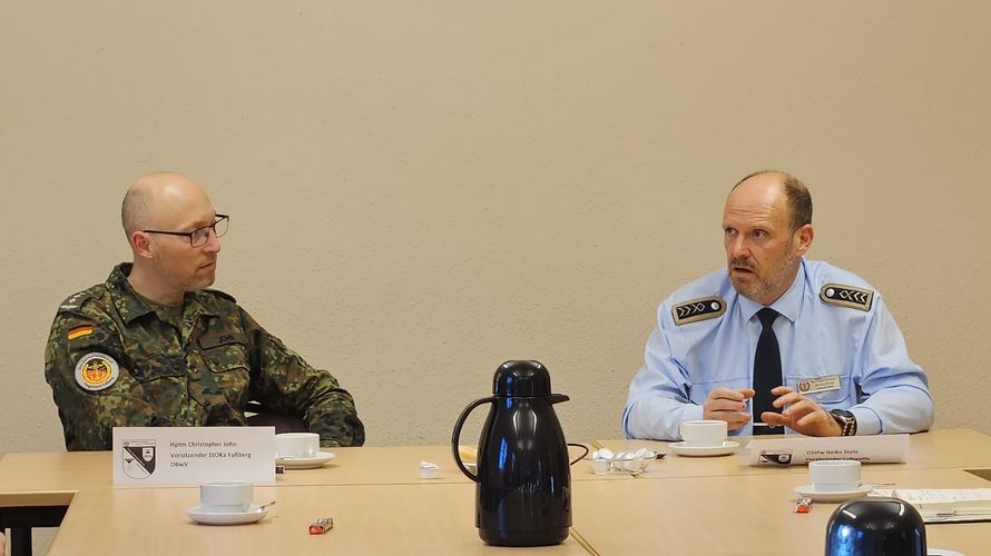 In Faßberg: Christopher John (l.) mit dem Gastreferenten Heiko Stotz. Foto: LV Nord