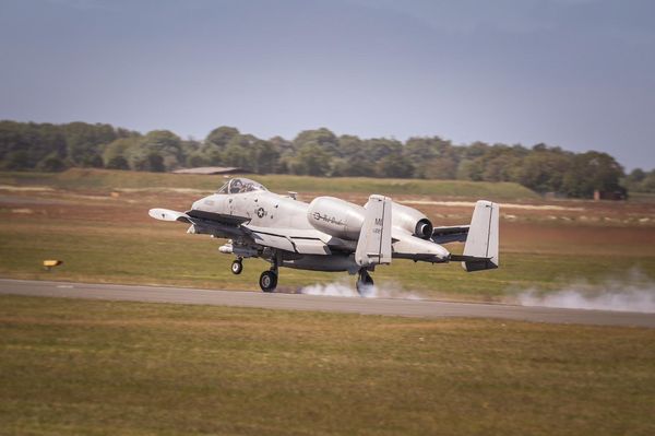 Das „Warzenschwein“ landet: Eine Fairchild A-10 der US Air National Guard bei der Ankunft auf dem Fliegerhorst Jagel. Foto: Bundeswehr/Team Luftwaffe/Twitter