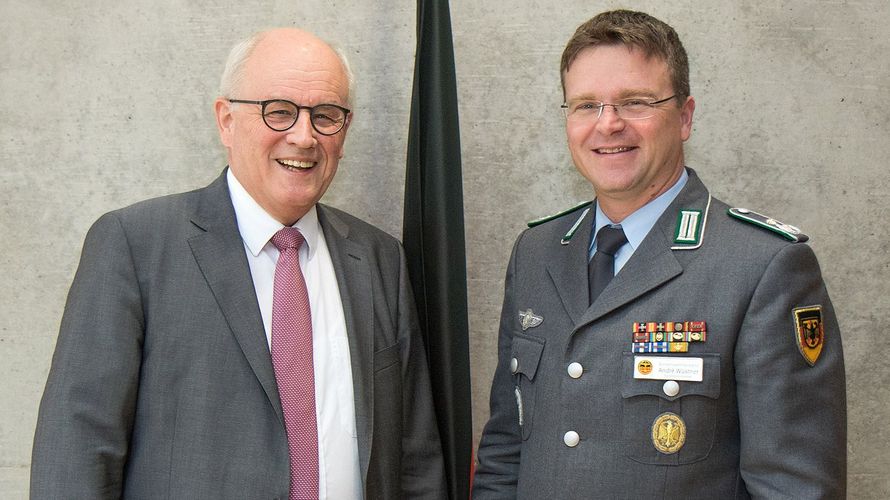 Unions-Fraktionsvorsitzender Volker Kauder und Oberstleutnant André Wüstner (Foto: DBwV/Hepner)