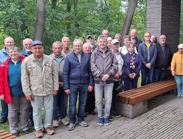 Die Teilnehmer der KERH’s aus Bad Düben, Holzdorf und Dessau am Informationsbesuch im Einsatzführungskommando der Bundeswehr, nutzten ihren Besuch im Wald der Erinnerung, um dort im Gedenken an die in den Einsätzen der Bundeswehr gefallenen und gestorbenen Soldatinnen und Soldaten ein Blumengebinde nieder zu legen. Foto: Peter Goldammer