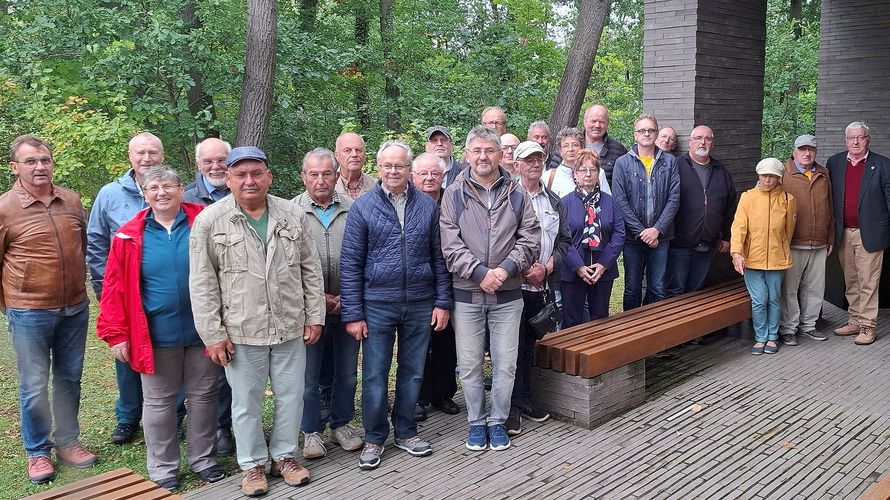 Die Teilnehmer der KERH’s aus Bad Düben, Holzdorf und Dessau am Informationsbesuch im Einsatzführungskommando der Bundeswehr, nutzten ihren Besuch im Wald der Erinnerung, um dort im Gedenken an die in den Einsätzen der Bundeswehr gefallenen und gestorbenen Soldatinnen und Soldaten ein Blumengebinde nieder zu legen. Foto: Peter Goldammer