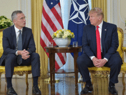 Nato-Generalsekretär Jens Stoltenberg (l.) und US-Präsident Donald Trump. Vor Beginn  des Nato-Gipfels in London verteidigte Trump das Bündnis, das er in der Vergangenheit als "obsolet" bezeichnet hatte. Dafür ereilte nun Frankreichs Präsidenten Emmanuel Macron die Schelte des US-Staatsoberhaupts. Foto: picture-alliance/AA