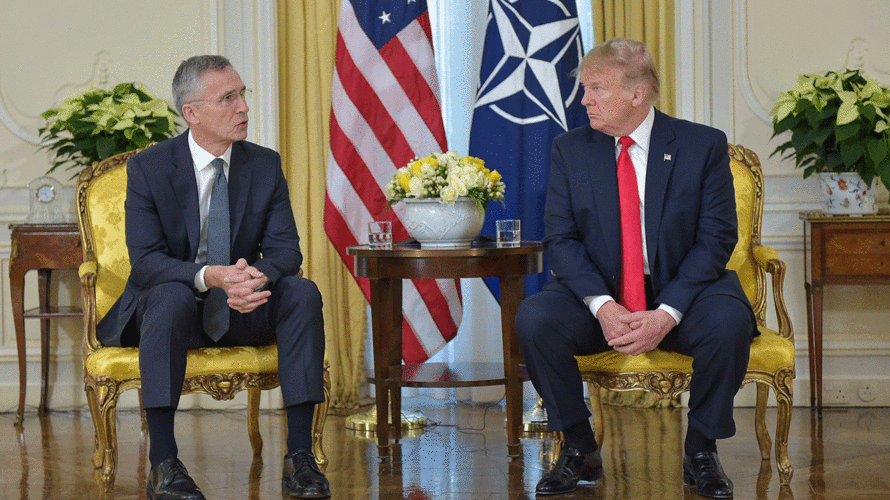 Nato-Generalsekretär Jens Stoltenberg (l.) und US-Präsident Donald Trump. Vor Beginn  des Nato-Gipfels in London verteidigte Trump das Bündnis, das er in der Vergangenheit als "obsolet" bezeichnet hatte. Dafür ereilte nun Frankreichs Präsidenten Emmanuel Macron die Schelte des US-Staatsoberhaupts. Foto: picture-alliance/AA