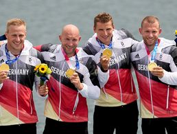 Max Rendschmidt, Ronald Rauhe, Tom Liebscher und Max Lemke präsentiern stolz ihre Goldmedaillen. Foto: picture alliance / AP