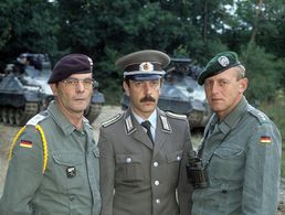 Ab dem 3. Oktober trugen sie eine gemeinsame Uniform: Soldaten der Bundeswehr und der NVA. Foto: Imago