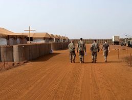 Holzkreuz im Eingangsbereich des Feldlagers Camp Castor in Gao, Mali. Foto: Bundeswehr/Thiel