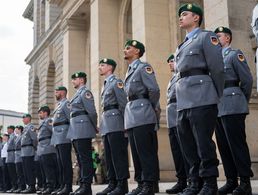 Rekrutinnen und Rekruten stehen beim Öffentlichen Gelöbnis des Wachbataillons beim Bundesministerium der Verteidigung vor dem Berliner Abgeordnetenhaus. Foto: picture alliance/dpa/Christophe Gateau