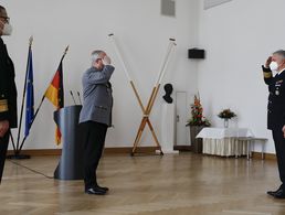 Bei der Kommandoübergabe in Berlin: Generalinspekteur General Eberhard Zorn (M.), Vizeadmiral Kay-Achim Schönbach (r.) und Vizeadmiral Andreas Krause. Foto: PIZ Marine