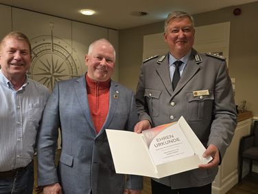 Der stellvertretende Landesvorsitzende Gerd Dombrowski, Stephan Müller und der Landesvorsitzende Thomas Behr	