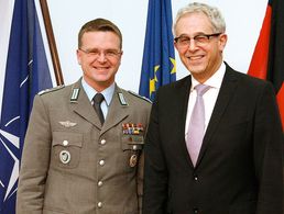 Bundesvorsitzender Oberstleutnant André Wüstner und Staatssekretär Gerd Hoofe. Archivfoto: DBwV 