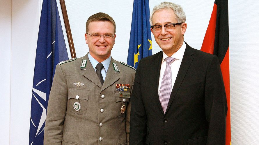 Bundesvorsitzender Oberstleutnant André Wüstner und Staatssekretär Gerd Hoofe. Archivfoto: DBwV 