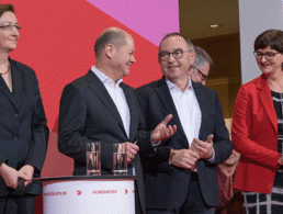 Die Kandidatenpaare Klara Geywitz (v.l.n.r.) und Olaf Scholz sowie Norbert Walter-Borjans und Saskia Esken stehen nach der Bekanntgabe des Ergebnisses der Abstimmung zum SPD-Vorsitz im Willy-Brandt-Haus. Walter-Borjans und Esken haben die Abstimmung gewonnen. Bestätigt wird die neue Führungsspitze dann auf dem Parteitag am 6. Dezember. Foto: Jörg Carstensen/dpa