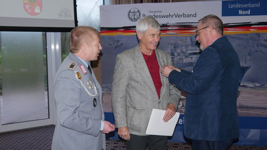 Gerd Dombrowski (l.) zeichnete Ortwin Timm (M.) zusammen mit Hannes Dreier aus. Foto: LV Nord