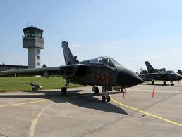Die Tornado-Kampfjets des Taktischen Luftwaffengeschwaders 33 in Büchel sind Teil der nuklearen Teilhabe Deutschlands. Im Ernstfall könnten sie mit US-amerikanischen Atomwaffen bestückt werden. Foto: dpa