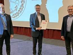 Oberstleutnant André Wüstner (M.) erhielt von seinen Stellvertretern Oberstabsfeldwebel a.D. Jürgen Görlich (l.) und Hauptmann Andreas Steinmetz die Treueurkunde für 25 Jahre Mitgliedschaft im DBwV. Foto: DBwV/Frank Jungbluth