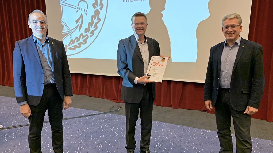 Oberstleutnant André Wüstner (M.) erhielt von seinen Stellvertretern Oberstabsfeldwebel a.D. Jürgen Görlich (l.) und Hauptmann Andreas Steinmetz die Treueurkunde für 25 Jahre Mitgliedschaft im DBwV. Foto: DBwV/Frank Jungbluth