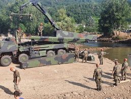 Die Pioniere des Heeres aus Minden und Holzminden haben mehrere Behelfsbrücken über die Ahr errichtet. Foto: Twitter/Bundeswehr