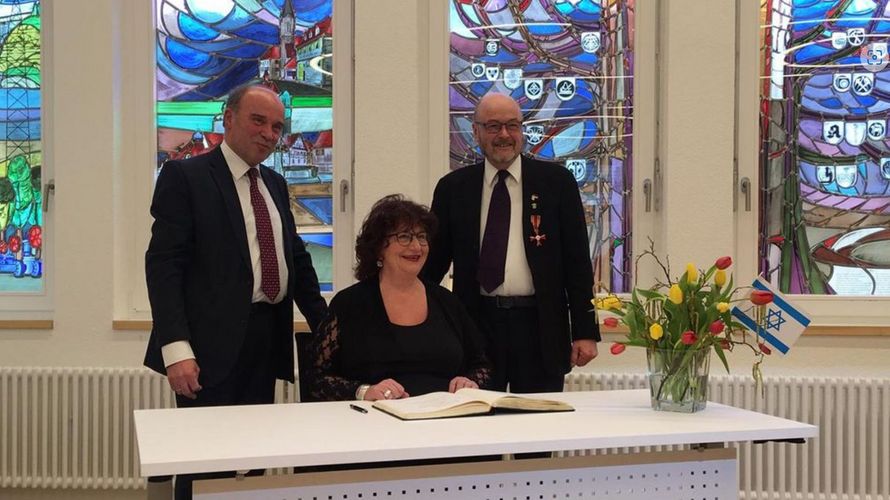 Herausragendes Engagement für die Deutsch-Israelische Freundschaft: Oberstleutnant a.D. Johannes Reiner (rechts) wurde 2019 im Rathaus von Bötzingen von Bürgermeister Dieter Schneckenburger und Bärbl Mielich, Staatssekretärin im Ministerium für Soziales und Integration, mit dem Verdienstkreuz am Bande ausgezeichnet. Foto: Spindler