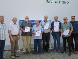 Beim Sommerfest der Kameradschaft ERH Landsberg am Lech ehrten KERH-Vorsitzender Toni Rathgeb und Bezirksvorsitzender Franz Jung fünf Kameraden für langjährige Mitgliedschaft im BundeswehrVerband. Foto: KERH LL