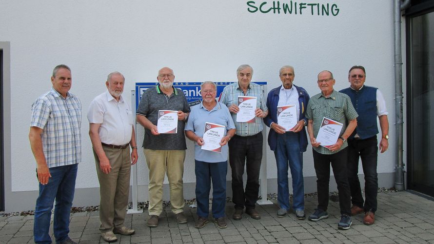 Beim Sommerfest der Kameradschaft ERH Landsberg am Lech ehrten KERH-Vorsitzender Toni Rathgeb und Bezirksvorsitzender Franz Jung fünf Kameraden für langjährige Mitgliedschaft im BundeswehrVerband. Foto: KERH LL