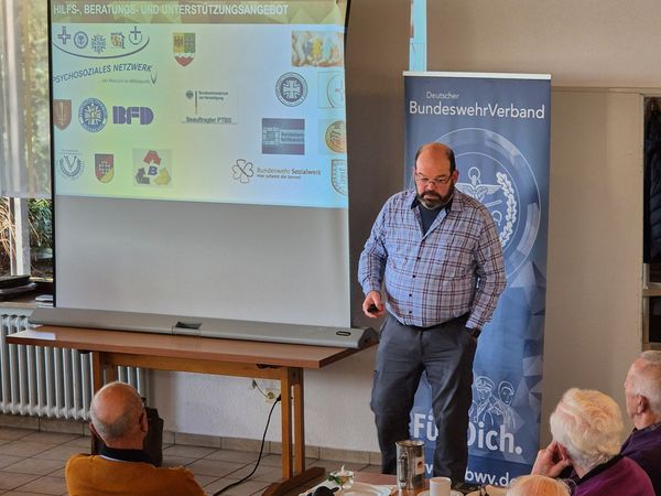 Vorstandsmitglied Martin Mehringer bei seinem Vortrag zur „Lotsenorganisation der Bundeswehr“. Foto: Isabella Schleicher