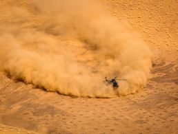 Ein Mehrzweckhubschrauber vom Typ NH-90 landet in der Wüste. Der DBwV fordert ein international abgestimmtes Konzept für Auslandseinsätze Foto: Bundeswehr/Marc Tessensohn 