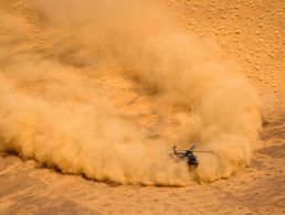Ein NH90 landet in staubigen Wüste Malis. Technische Probleme bei dem Transporthubschrauber verschärfen aktuell die materielle Situation bei den Heeresfliegern. Foto: Bundeswehr/Marc Tessensohn