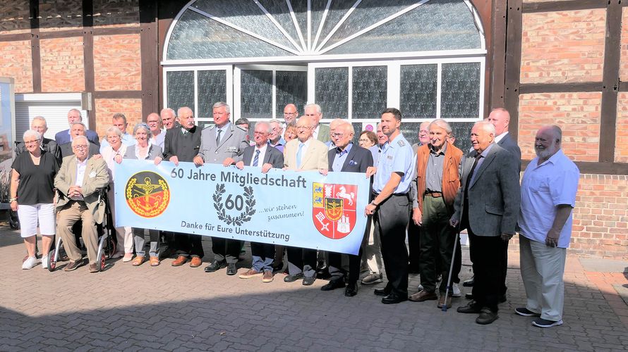 Die Teilnehmer versammelten sich, wie so viele, hinter dem Grundgesetz-Banner. Foto: LV Nord