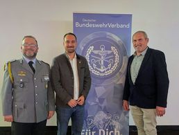 Vorsitzender Hauptfeldwebel Mirko Lange begrüßte beim Herbstfest der StoKa München Neubibergs Bürgermeister Thomas Pardeller und Landesvorsitzenden Oberstleutnant a.D. Joseph Rauch. Foto: Sebastian Frey