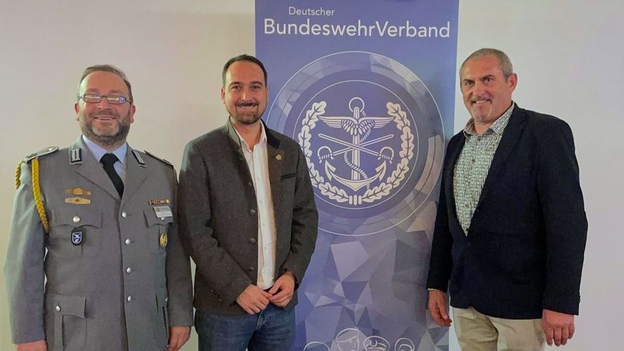 Vorsitzender Hauptfeldwebel Mirko Lange begrüßte beim Herbstfest der StoKa München Neubibergs Bürgermeister Thomas Pardeller und Landesvorsitzenden Oberstleutnant a.D. Joseph Rauch. Foto: Sebastian Frey