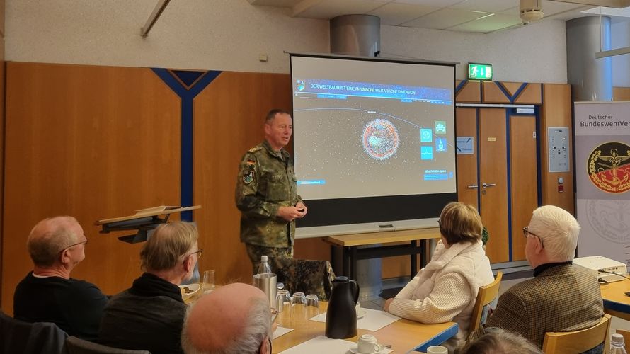 Der Kommandeur des Weltraumkommandos der Bundeswehr in Uedem Generalmajor Michael Traut besuchte jetzt die KERH Unterer Niederrhein in Kalkar. Foto: KERH Unterer Niederrhein