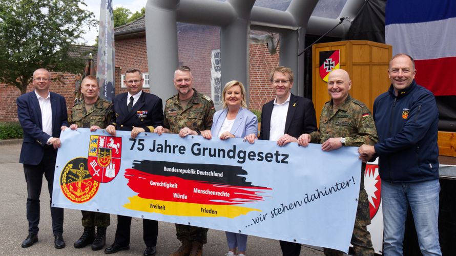 MdB Dr. Kristian Klink, Gerd Dombrowski, Flottillenadmiral Sascha Helge Rackwitz, Oberst d.R. Dr. Marc Lemmermann, Dr. Eva Högl, Daniel Günther, Oberst Axel Schneider und Dirk Sommer. Foto: DBwV