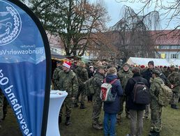 Trotz des bescheidenen Wetters war der Weihnachtsmarkt in der Strausberger von-Hardenberg-Kaserne sehr gut besucht. Foto: Dirk Jankowski