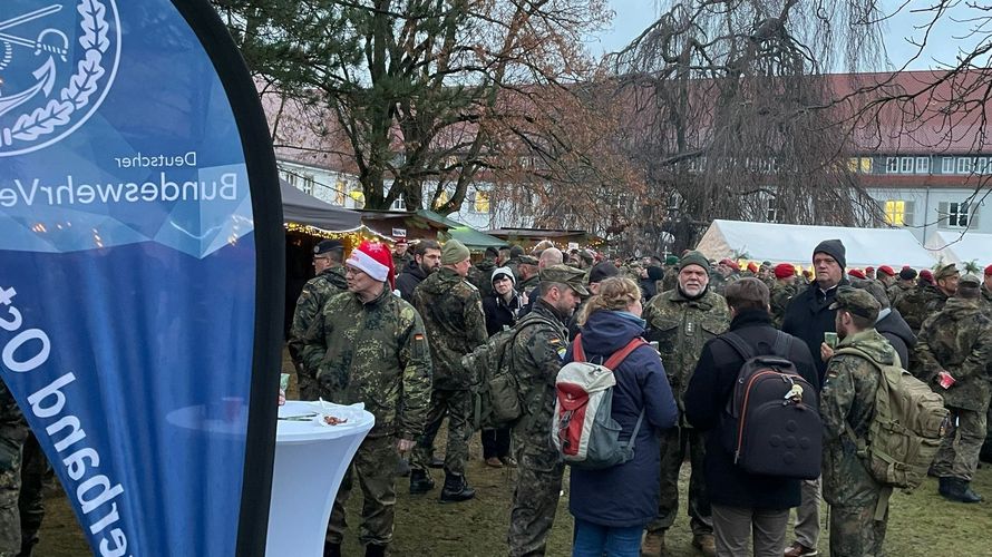 Trotz des bescheidenen Wetters war der Weihnachtsmarkt in der Strausberger von-Hardenberg-Kaserne sehr gut besucht. Foto: Dirk Jankowski