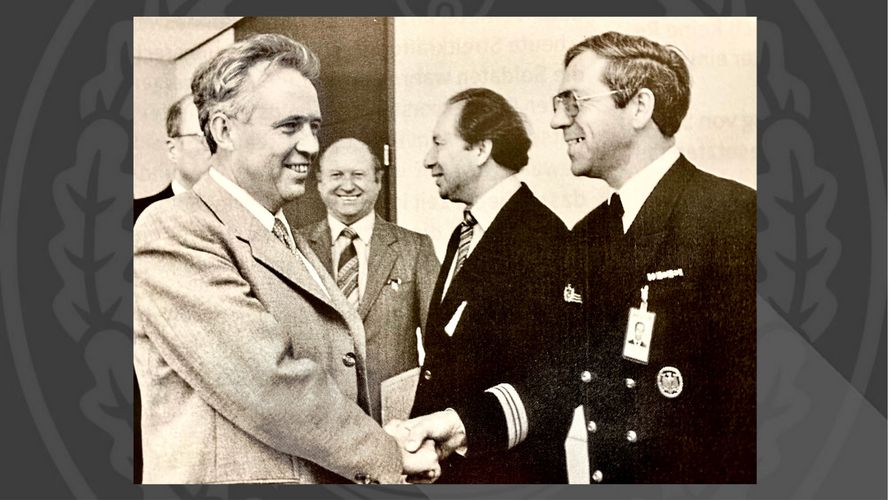 Mehr als 20 Jahre war Kapitänleutnant a.D. Günther Bierwirth (r.) im Bundesvorstand aktiv. Auf diesem Bild ist er mit dem damaligen Verteidigungsminister Hans Apel zu sehen. Foto: DBwV