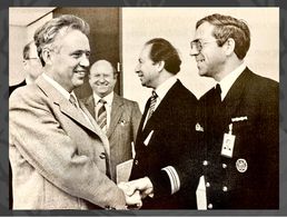 Mehr als 20 Jahre war Kapitänleutnant a.D. Günther Bierwirth (r.) im Bundesvorstand aktiv. Auf diesem Bild ist er mit dem damaligen Verteidigungsminister Hans Apel zu sehen. Foto: DBwV