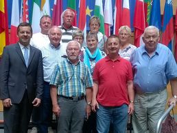Teilnehmer im Europäischen Parlament vor den Fahnen der Mitgliedsstaaten. Foto: DBwV/Arendt