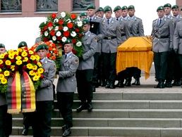 Am 10. Juni wurde mit einer Trauerfeier in Detmold vom wenige Tage zuvor gefallenen Alexej Kobelew Abschied genommen. Foto: Bundeswehr/Chibli